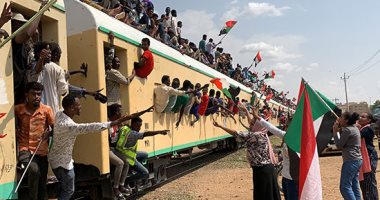 السودانيون يعتلون القطارات احتفالا بتوقيع وثيقة الدستور 