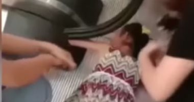 فيديو.. إنقاذ ذراع طفلة صينية أوشك سلم متحرك على بتره