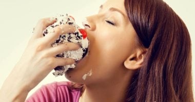 لماذا يرتبط تناول الحلويات بالعطش؟ نصائح لتجنب الجفاف 