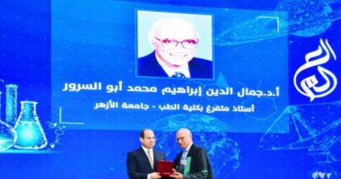 رئيس جامعة الأزهر يهنئ جمال أبو السرور بتكريمه من الرئيس السيسي بعيد العلم
