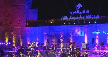 فرقة براس ساوند تمهد أجواء افتتاح مهرجان القلعة بتوليفة نفخ إيقاعات.. صور
