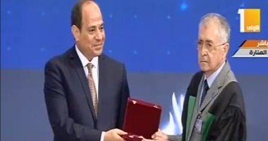 الرئيس السيسى يكرم عددا من العلماء الحاصلين على جوائز الدولة