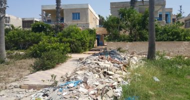 قارئ يشكو انتشار القمامة أمام الشاليهات بمنطقة الياسمين بمراقيا