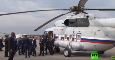 شاهد.. بوتين يترك طائرته الرئاسية فى مرسيليا ويستقل هيلكوبتر للقاء ماكرون