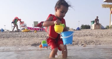 فى اليوم العالمى للتصوير.. حسين يشارك بصورة لطفلته من أحد شواطئ دبى