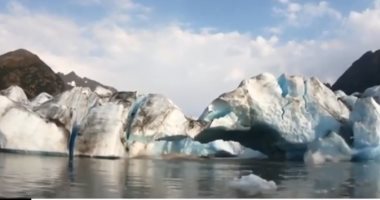"قدر ولطف".. شاهد نجاه 3 مغامرين بعد انهيار كتلة من الجليد فى ألاسكا