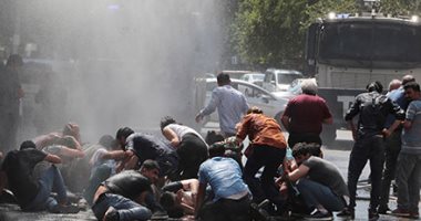 صور.. الشرطة التركية تفرق محتجين على استبدال رؤساء البلديات الأكراد 