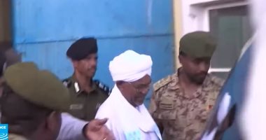 شاهد.. لحظة خروج الرئيس السودانى السابق من مقر المحكمة بالخرطوم