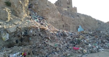 شكوى من تراكم القمامة خلف مسجد بن طولون والسيدة بمصر القديمة