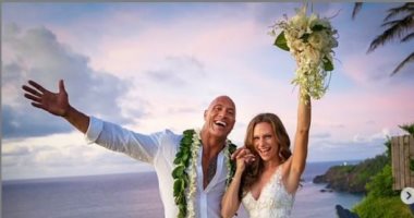 "ذا روك" يعلن زواجه من صديقته فى هاواى بعد صداقة 12 عاما وإنجاب طفلتين