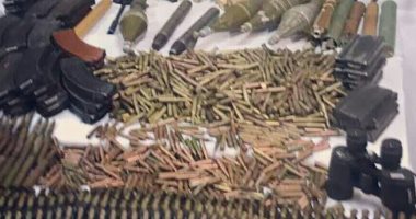 ضبط أسلحة ثقيلة وآلية خلال مداهمة أمنية لتجار السلاح بكوم أمبو.. صور