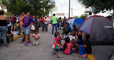 طالبو اللجوء المكسيكيون يقضون أوقاتا طويلة داخل مخيم مؤقت للهجرة فى ماتاموروس