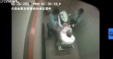 شاهد.. شرطيان يضربان مريضا مقيدًا بمستشفى فى هونج كونج