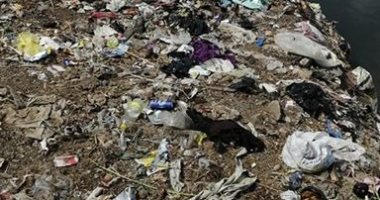 شكوى من تراكم القمامة على فرعى النيل بقرية ايستو بمحافظة الدقهلية