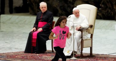 البابا فرنسيس يسمح لفتاة مريضة بالتصفيق والرقص على المسرح أثناء عظته
