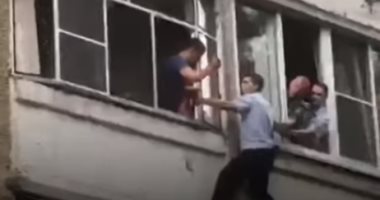شرطى روسى ينقذ طفلة هدد والدها بإلقاها من شرفة المنزل ..فيديو 