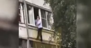 مشهد صادم..أب يحاول إلقاء طفلته الرضيعة من الطابق الثالث فى سارانسك الروسية