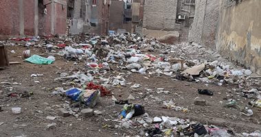 القمامة والمخلفات تزعج سكان شارع رئيسى بحدائق القبة