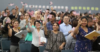 آلاف المهاجرين يؤدون القسم عقب حصولهم على الجنسية الأمريكية