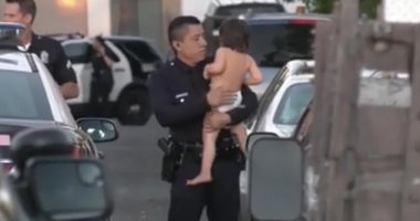 شرطى يعثر على طفلة بعد انتحار والدها وقتل أمها.. "فيديو وصور"