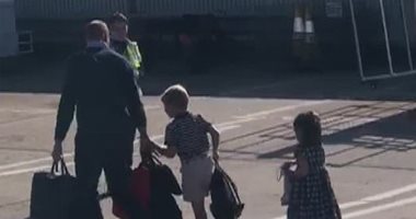 صور.. الأمير وليام يستقل طائرة تجارية لزيارة الملكة بعد انتقادات لشقيقه هارى