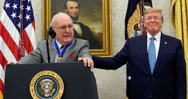 الرئيس الأمريكي ترامب يقدم وسام الحرية الرئاسي إلى بوب كوزي
