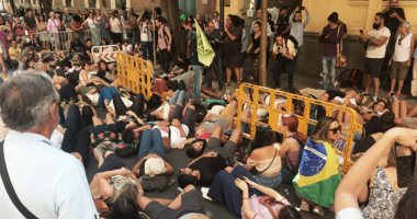 شاهد.. تحت شعار "بدون الأمازون لا يوجد مستقبل" إحتجاجات أمام السفارات البرازيلية بالعالم
