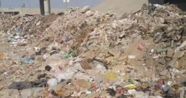 اضبط مخالفة.. أكوام القمامة تحاصر منطقة أم بيومى بشبرا الخيمة.. صور