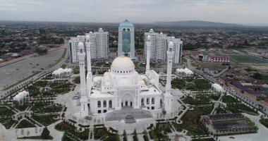 رئيس الشيشان يتلقى قطعتين من ستار الكعبة هدية بمناسبة افتتاح أكبر مسجد بأوروبا