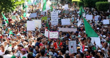 صور.. الجزائريون يتظاهرون للجمعة الـ27 للمطالبة برحيل رموز نظام بوتفليقة