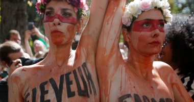 صور.. نساء بصدور عارية يتقدمن مظاهرات فى فرنسا احتجاجا على حرائق الأمازون