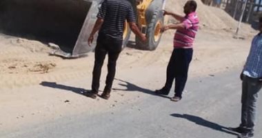 رفع مخلفات شارعى الخزان وأسيوط بمدينة العريش