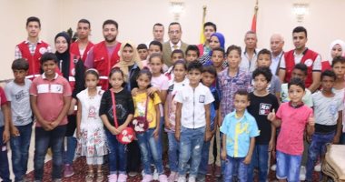 صور.. محافظ شمال سيناء يستقبل أطفال حى الكرامة بالعريش 