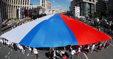 الروس يحتفلون بيوم العَلم الوطنى فى شوارع العاصمة موسكو