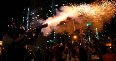 صدامات عنيفة بين شرطة هونج كونج والمحتجين وتبادل إطلاق الغاز المسيل للدموع