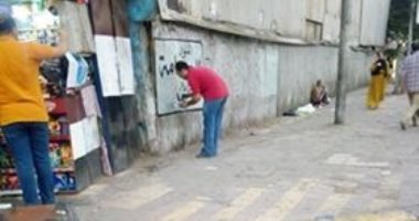 قارئ يرصد تشويه شوارع الدقى بالإعلانات المكتوبة على الحوائط 