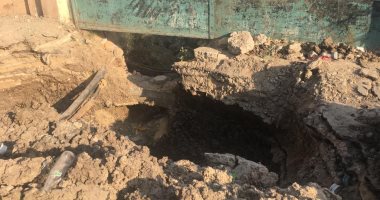 حفرة كبيرة فى مدخل مدينة كوم حمادة.. شكوى "على" من محافظة البحيرة