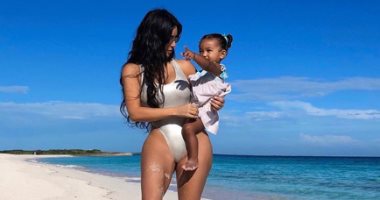 كيم كاردشيان تستمتع بوقتها على الشاطئ مع ابنتها شيكاجو.. شوف الصور 