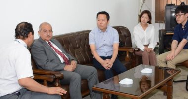 رئيس جامعة أسيوط يلتقى وفدا كوريا للاتفاق على إجراء بحث طبى مشترك لعلاج الخشونة