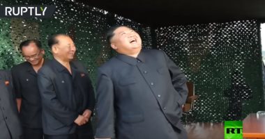 شاهد..زعيم كوريا الشمالية فى قمة فرحة أثناء مشاهدته تجربة صاروخية ضخمة