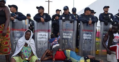 الشرطة الفيدرالية تحاصر مهاجرون يحتجون خارج مركز سيجلو 21 جنوبى المكسيك
