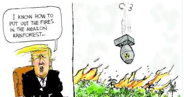 كاريكاتير ذا ويك.. الرئيس الأمريكى يطفئ حرائق الأمازون بقنبلة نووية