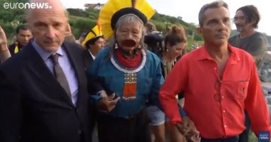 زعيم الأصليين فى البرازيل يشكر ماكرون على مساعدات حماية غابات الأمازون.. فيديو