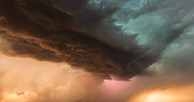 من الظلام إلى النور.. مصور يصدر فيلما وثائقيا يرصد العواصف بشكل جمالى