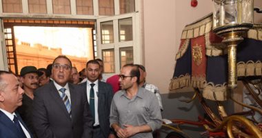 رئيس الوزراء يتفقد متحف المركبات: الدولة تهتم بمبانيها التاريخية والأثرية