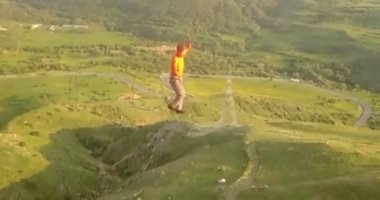 شاهد.. ألمانى يسير على حبل معلق بين برجين على ارتفاع 180 قدما بأرمينيا 