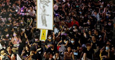 المحتجون فى هونج كونج ينددون بشركة طيران عزلت موظفين شاركوا فى مظاهرات
