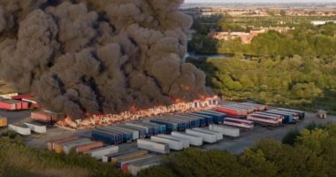 فيديو وصور.. اندلاع حريق هائل فى 40 شاحنة مصنع غسالات فى بريطانيا