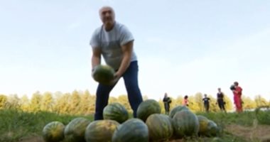 شاهد.. رئيس بيلاروسيا يشارك فى حصاد البطيخ