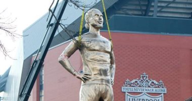ليفربول يكرم فان دايك بتمثال خارج ملعب "انفيلد".. صور